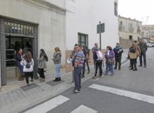 fuente hoy.es gente entrando en ayuntamiento de caceres