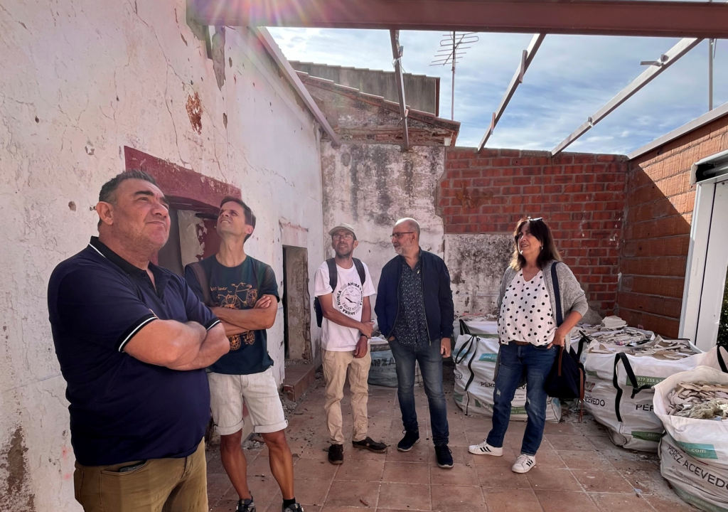 Los concejales y el diputado regional durante su visita a Alto de Fuente Fría